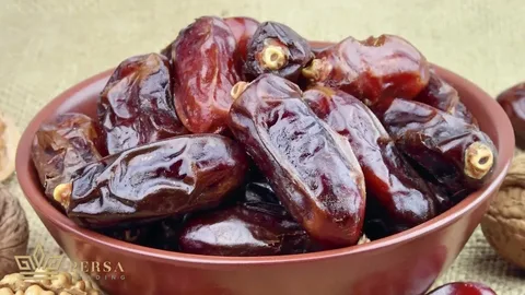 تصویر 4 از خرما مضافتی قهوه ای با ساختار طبیعی گرمسیری